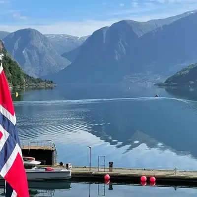 Svingen Guesthouse - Panoramic Fjord Views in Flåm