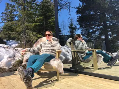 two women sitting in chairs in the snow at Vidsyn Midjås in Vistad