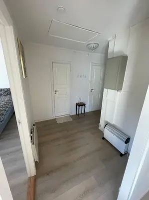 an empty room with a kitchen and a hard wood floor at Lovely 2 bedroom apartmen with free parking in Bergen