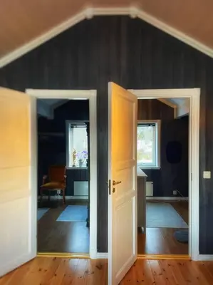 an empty room with two open doors and a hallway at Stor hytte med 4 soverom og panoramautsikt over Tinnsjøen ved Rjukan og Gaustatoppen in Håkånes
