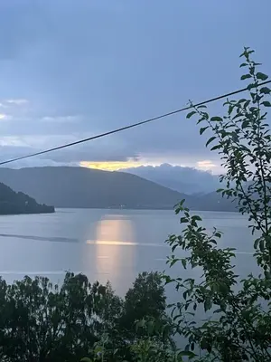 a view of a body of water with a sunset at Stor hytte med 4 soverom og panoramautsikt over Tinnsjøen ved Rjukan og Gaustatoppen in Håkånes