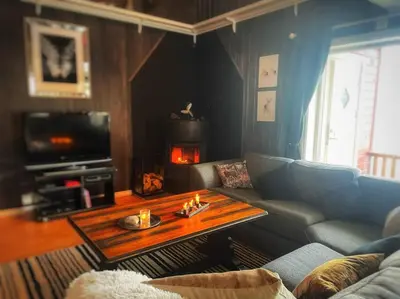a living room with a couch and a coffee table at Stor hytte med 4 soverom og panoramautsikt over Tinnsjøen ved Rjukan og Gaustatoppen in Håkånes