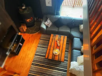a living room with a coffee table and a couch at Stor hytte med 4 soverom og panoramautsikt over Tinnsjøen ved Rjukan og Gaustatoppen in Håkånes