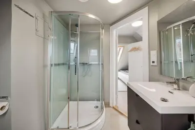 a bathroom with a shower and a toilet and a sink at Dinbnb Homes I 4-Bedroom Historical House in Romantic Surroundings in Bergen