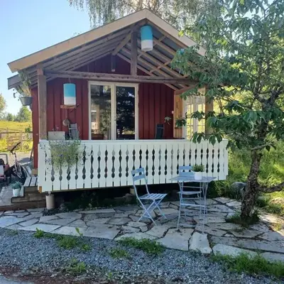 Idyllisk minihus i landlige omgivelser - med 5 sengeplasser og parkering