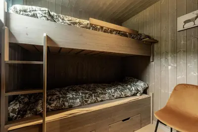 a bedroom with two bunk beds in a cabin at Moderne hytte på Norefjell in Noresund