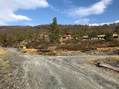 a dirt road with houses on a hill at Bordalen-Voss in Rjoo