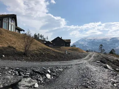 a dirt road leading to a house on a hill at Bordalen-Voss in Rjoo