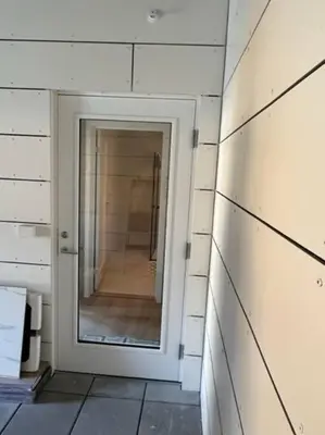 a room with a door and a mirror in a wall at Studio Leiligheit in Sogndal