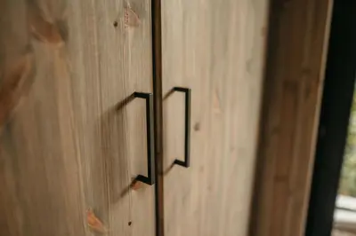 a wooden door with two handles on a wooden wall at Nydelig moderne hytte på Geilo Kikut med høy standard - 4 senger 6 gjester in Geilo