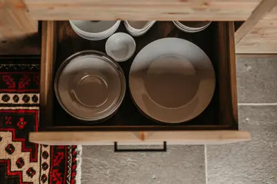a wooden box with plates and dishes in it at Nydelig moderne hytte på Geilo Kikut med høy standard - 4 senger 6 gjester in Geilo