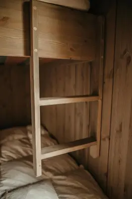 a wooden shelf in a room with a bed at Nydelig moderne hytte på Geilo Kikut med høy standard - 4 senger 6 gjester in Geilo