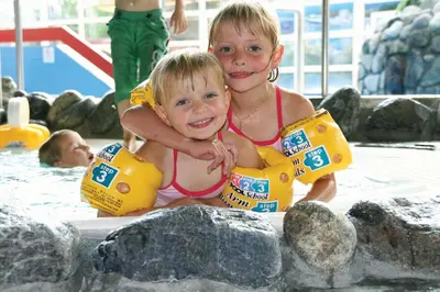 two children in the water in a swimming pool at Hallingparken in Gol