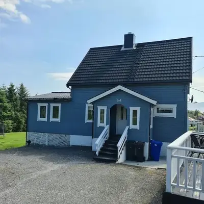 Koselig hus med hage i Herøy på Sunnmøre.