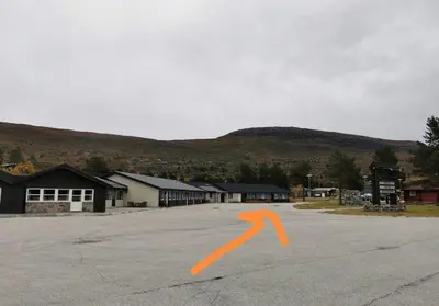 an orange arrow is in a parking lot at Bøvervegen 19 Appartment nr 9 in Bjorli
