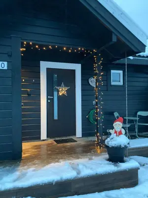 a house with christmas lights and a star on the door at Voss - Flott hytte i Bavallen in Skulestadmo