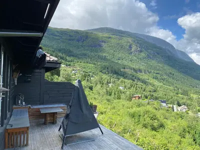 a balcony of a house with a view of a mountain at Voss - Flott hytte i Bavallen in Skulestadmo