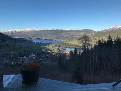 a view of a valley with a lake and mountains at Voss - Flott hytte i Bavallen in Skulestadmo