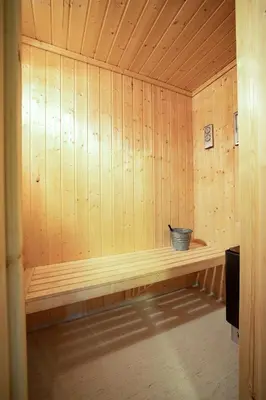 a sauna with a bench in a wooden room at Smuksjøseter Fjellstue in Høvringen