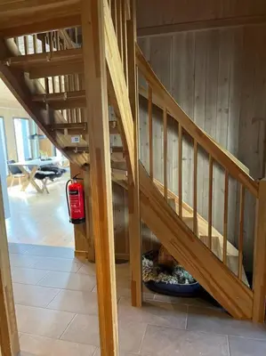 a staircase in a house with a dog in a bowl at Hovdetunet 77-Gaustablikk in Gaustablikk