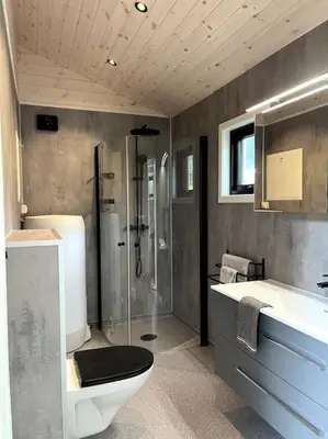 a bathroom with a toilet and a shower and a sink at Kavliskogen panorama in Isfjorden