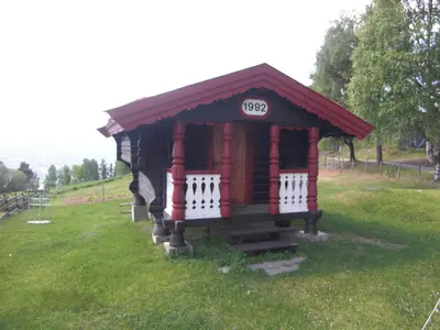 a smallshed in the middle of a grass field at Åsgardane Gjestegard in Gol