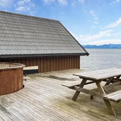 4 Bedroom Nice Home In Midsund