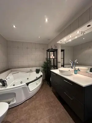 a large bathroom with two sinks and a tub and a large at Leilighet med fantastisk utsikt in Stryn