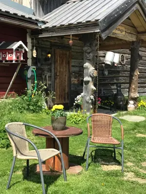 two chairs and a table in a yard at Båtstø Camping in Elga