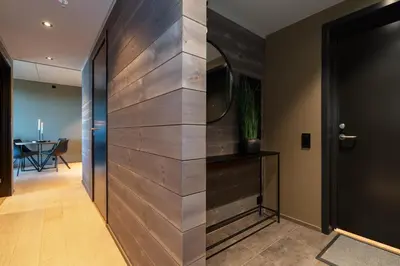 a wooden wall in the hallway of a house at Riddergaardens eleganse in Beitostøl