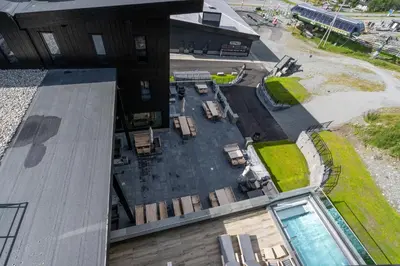an overhead view of a building with a patio and a pool at Riddergaardens eleganse in Beitostøl