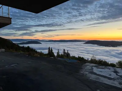 a view of the sun setting over a sea of clouds at Ny leilighet på Norefjell - ski in/out in Noresund