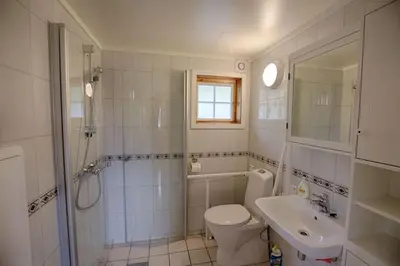 a bathroom with a toilet and a sink and a shower at Kvetos naturopplevelser in Beitostøl