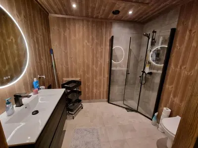 a bathroom with a shower and a sink and a toilet at Fin leilighet med flott utsikt til Gaustatoppen in Rjukan