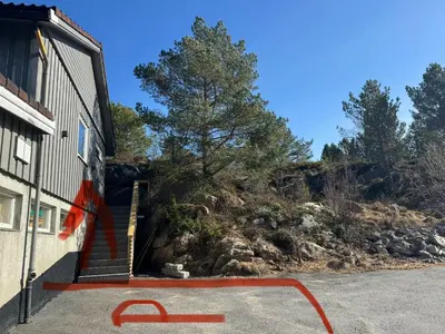 a staircase next to a building with a tree at Eksluzywny apartament w zaciszu in Kristiansund
