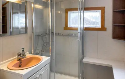 a bathroom with a sink and a shower at Stunning Home In Verma With Kitchen in Bjorli