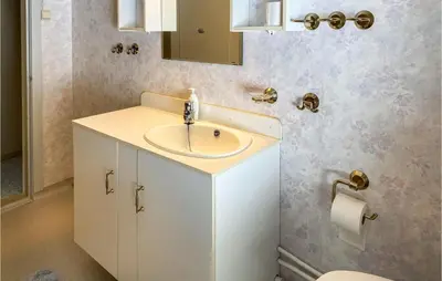 a bathroom with a sink and a mirror at Stunning Home In Verma With Kitchen in Bjorli