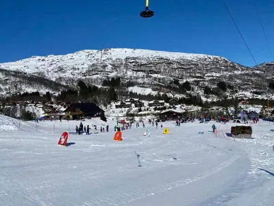 a group of people on a snow covered mountain at Moderne hytte i Svandalen, Sauda - nær skisenter og natur in Sauda