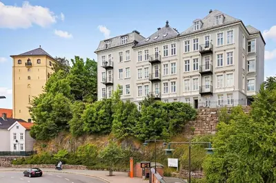 a large building on the side of a hill at Flott leilighet på Nygårdshøyden in Bergen