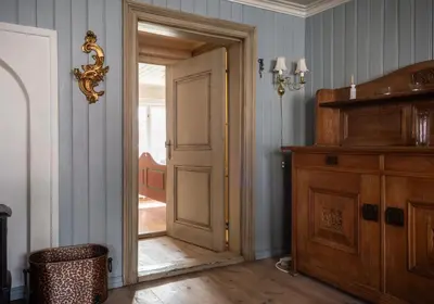 an open door in a room with a wooden floor at Bergmannsgata 3 in Røros