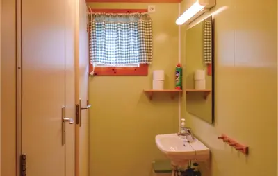 a bathroom with a sink and a mirror at Bassebuupdalstøl in Tyinkrysset