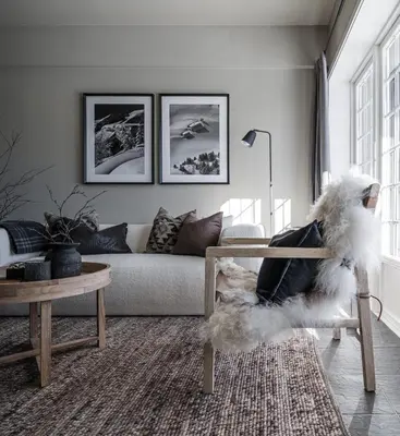 a living room with a couch and a table at Høyfjellsgrend 962 in Trysil