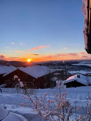 a winter sunset with the sun setting in the distance at Bjødnabakkvegen 22C in Beitostøl