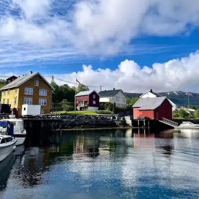 Hus ved Valsøyfjorden