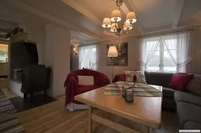 a living room with a couch and a table at Edvinstua Solbakken Feriehus in Fevåg