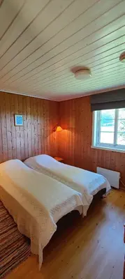 a bedroom with a large bed in a room at Strandstua Solbakken Feriehus in Fevåg