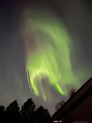 an aurora in the sky over a house at Ekskluzywny hybel w zaciszu in Kristiansund