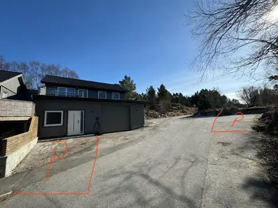 a house with orange paint on the side of a driveway at Ekskluzywny hybel w zaciszu in Kristiansund