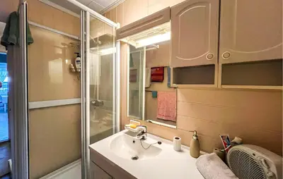 a bathroom with a sink and a shower at Amazing Home In Svingvoll in Svingvoll