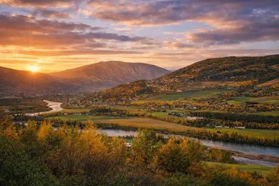 a view of a valley with a river and mountains at Smie på sjarmerende og historisk gård in Baukål
